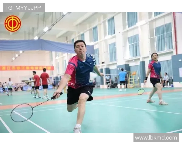 乒乓羽毛球集训战术精细打磨提升运动员竞技水平与团队协作能力