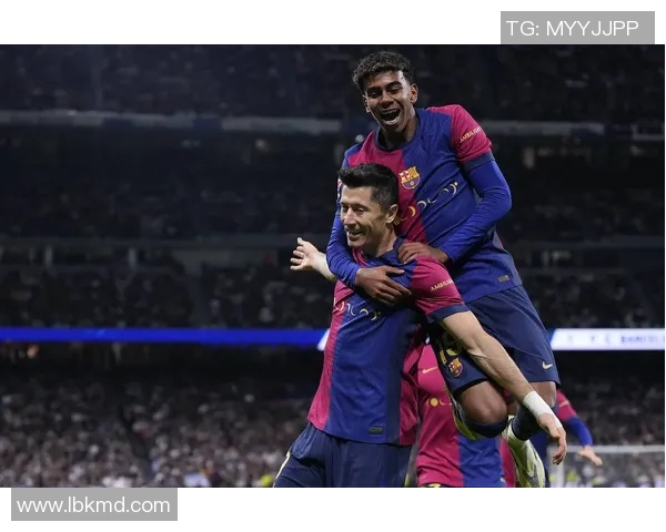 莱万帽子戏法助巴萨大胜对手展现强大攻击力 莱万帽子戏法助巴萨大胜对手展现强大攻击力